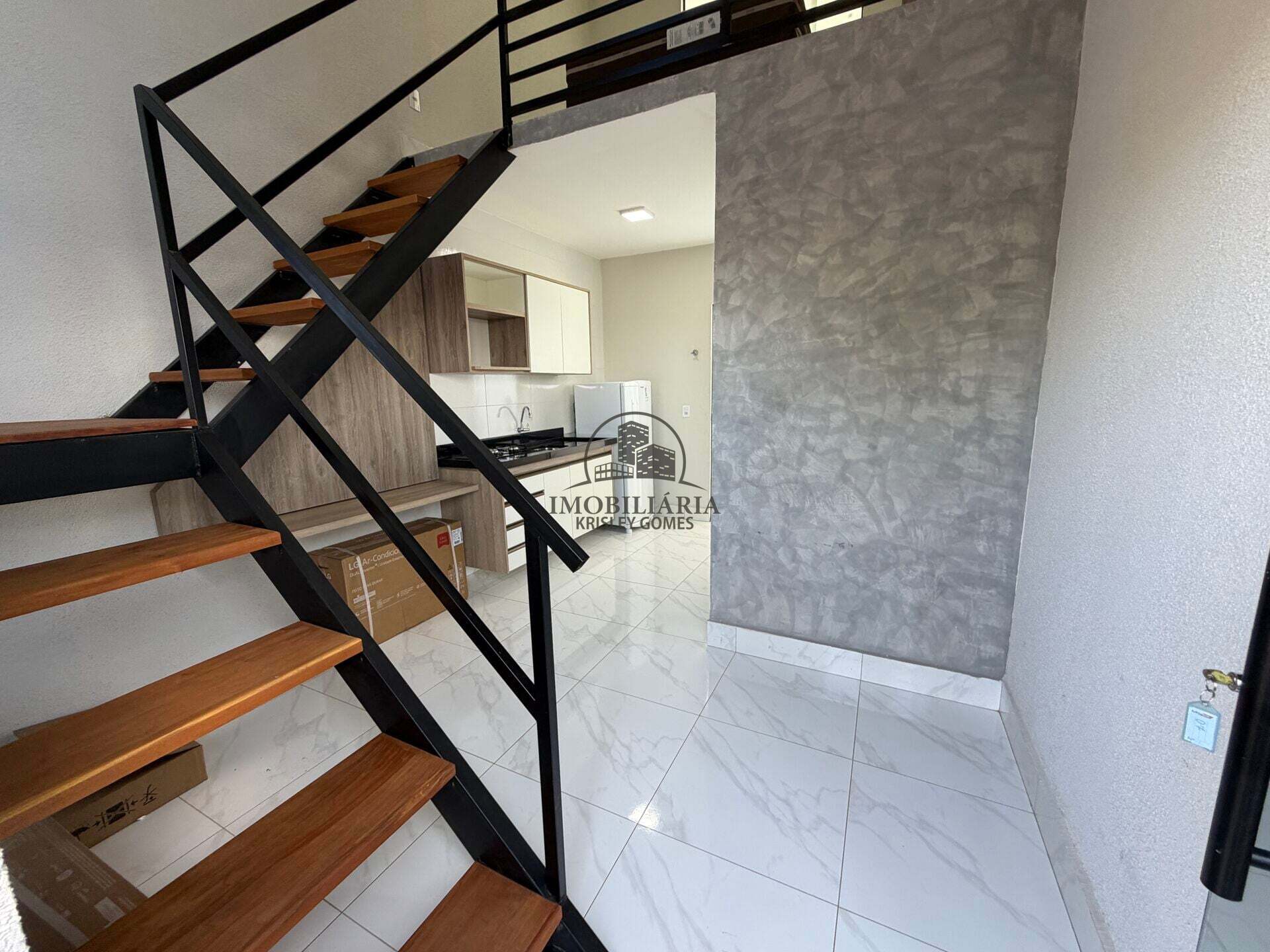 Sala integrada com escada para o mezanino